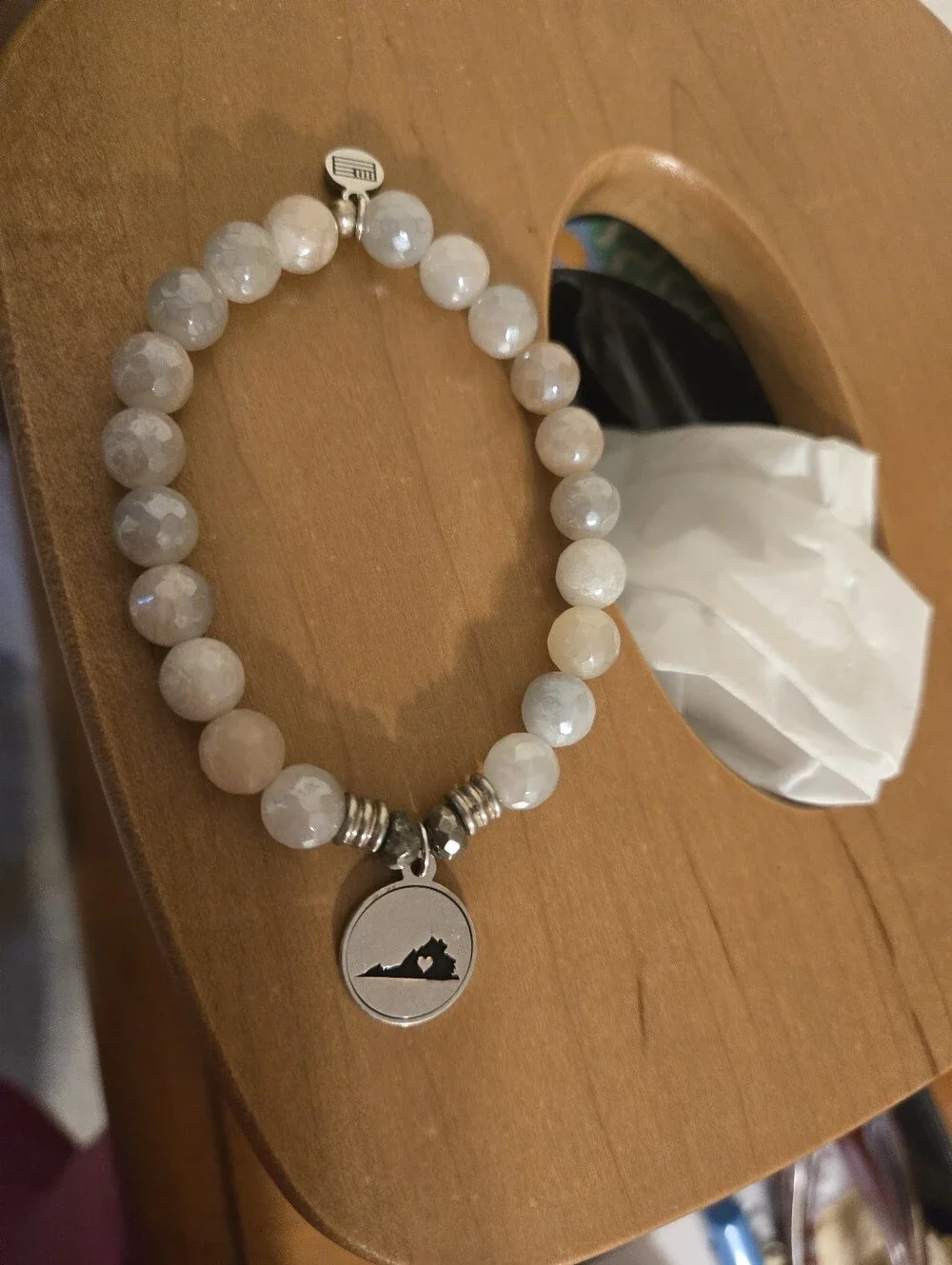 Tjazelle Faceted Bead Bracelet with Pineapple/Virginia Charm Neutral